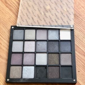 Eyeshadow palette